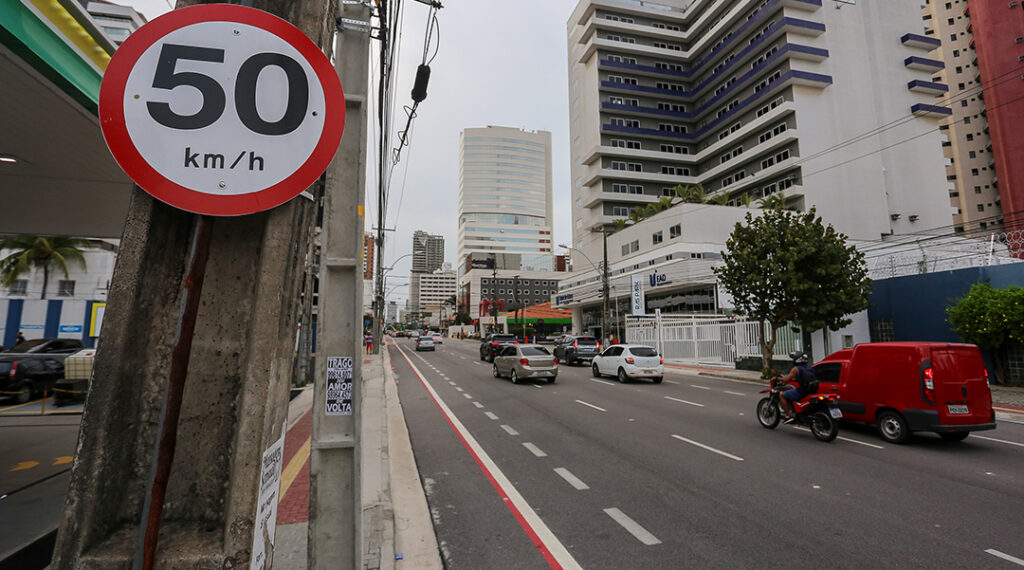 Lockdown em Fortaleza: fluxo de veículos diminuiu 60% no domingo