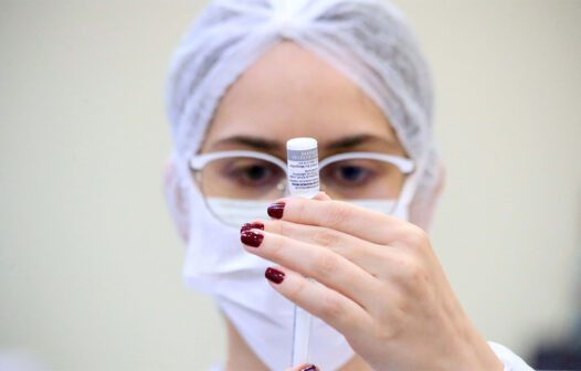 Ministro da Saúde anuncia dose de reforço da vacina contra Covid-19 para profissionais da saúde