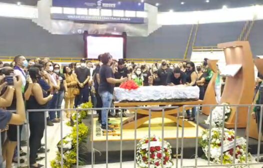 Integrantes da banda Calcinha Preta se despedem de Paulinha Abelha