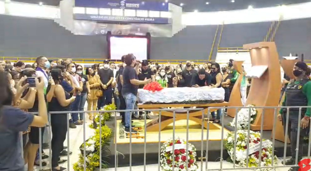 Integrantes do Grupo Calcinha Preta se despedem de Paulinha Abelha