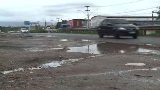 Alça do viaduto do anel viário, que dá acesso à BR-116, é interditada por excesso de buracos