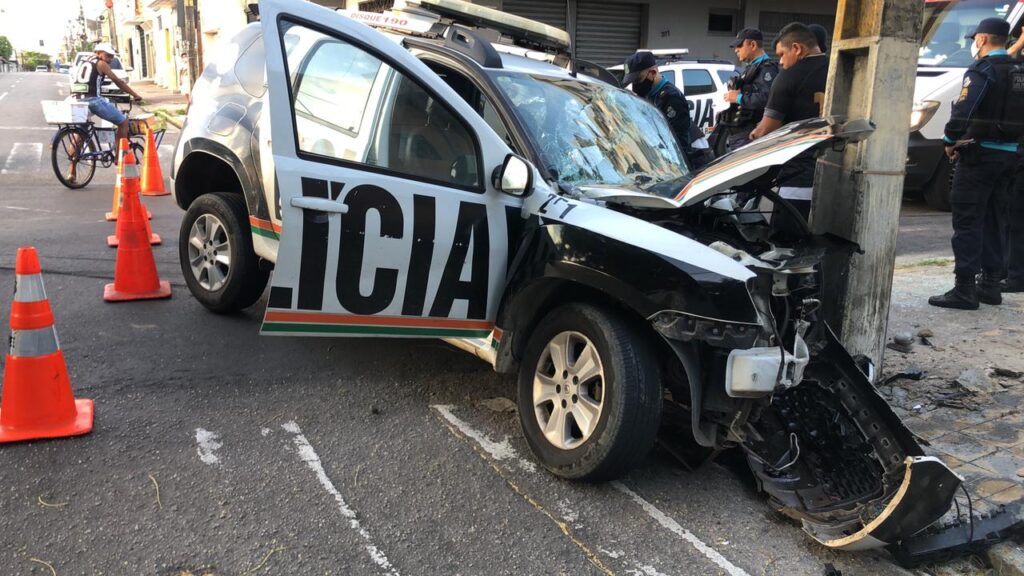 Viatura da Polícia Militar se envolve em acidente no Centro de Fortaleza