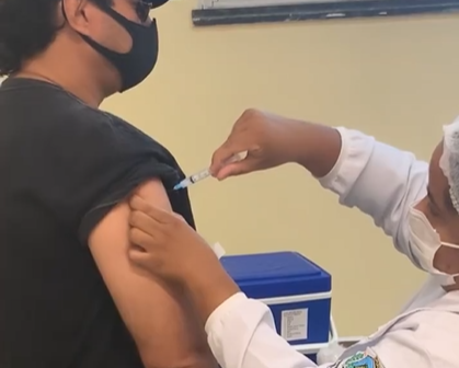 Vicente Nery recebe vacina contra a Covid-19