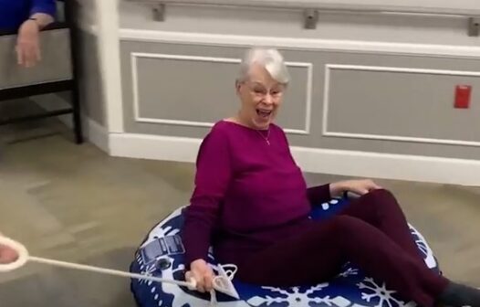 Vídeo: idosos se divertem usando boias de rodinha em casa de repouso
