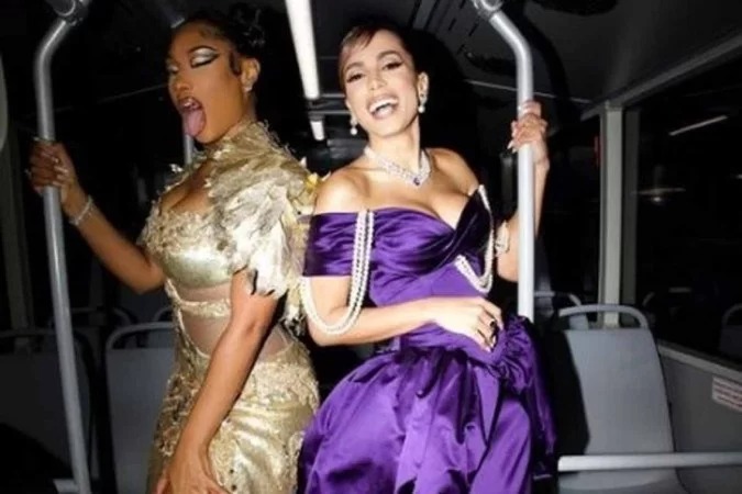 Vídeo: Anitta e Megan Thee Stallion vão de ônibus ao Met Gala 2022