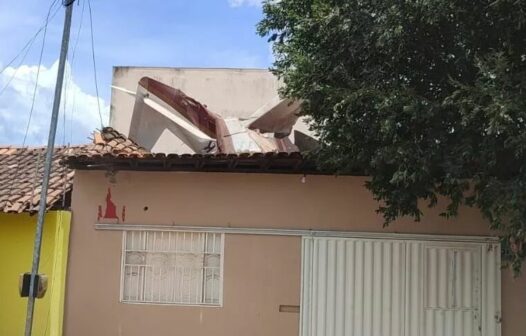 Vídeo: avião cai em bairro residencial no sul do Maranhão