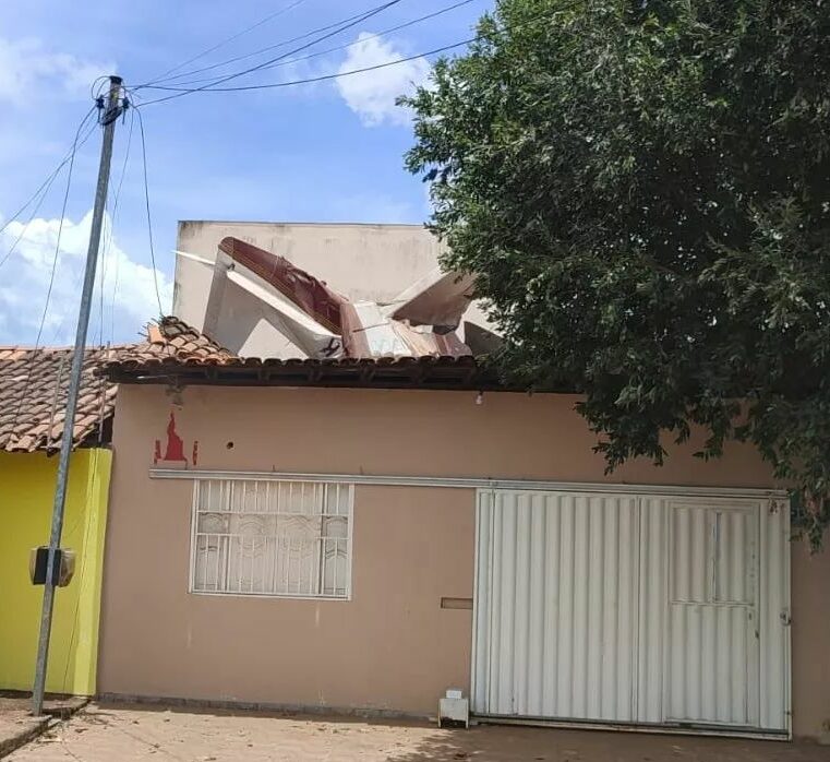 Vídeo: avião cai em bairro residencial no sul do Maranhão