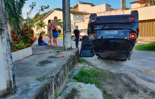 Vídeo: carro bate em coqueiro no meio de rua em Fortaleza