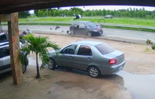 Vídeo: carro em alta velocidade atropela professora e filho em rodovia no Ceará