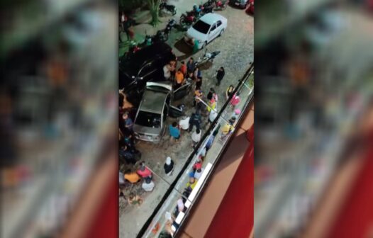 Vídeo: carro invade feira e deixa três mortos em Aratuba, no Ceará