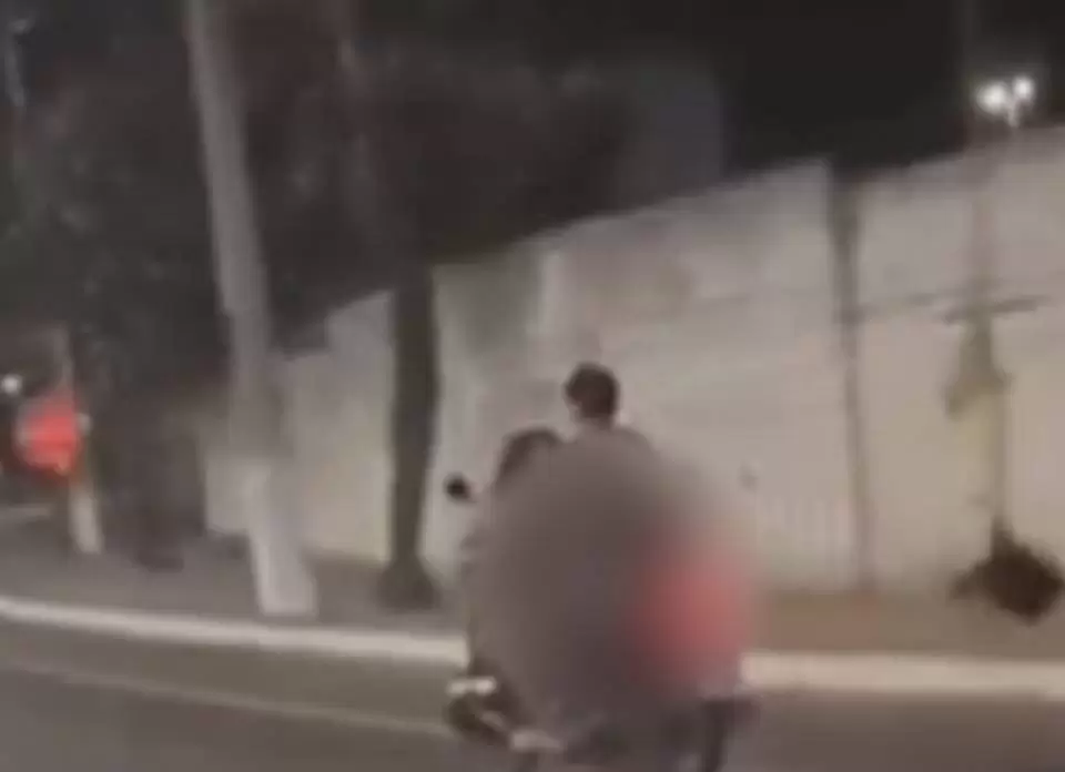 Vídeo: casal é flagrado fazendo sexo em cima de moto em movimento em Maracanaú