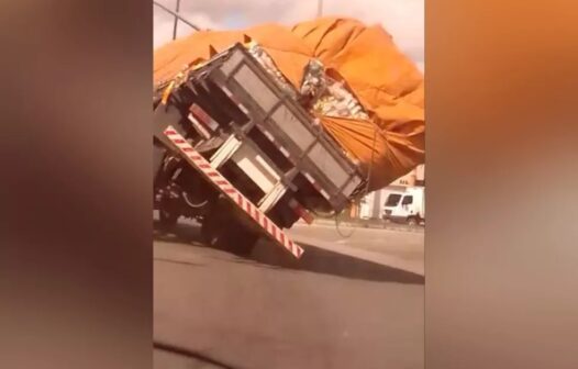 Vídeo: com excesso de carga, caminhão tomba no Ceará