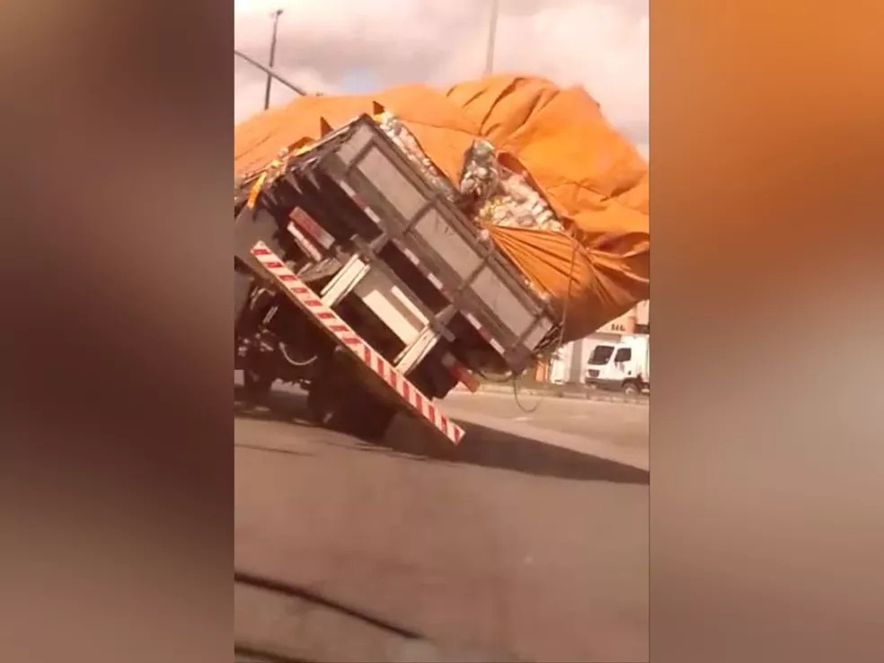 Vídeo com excesso de carga, caminhão tomba no Ceará