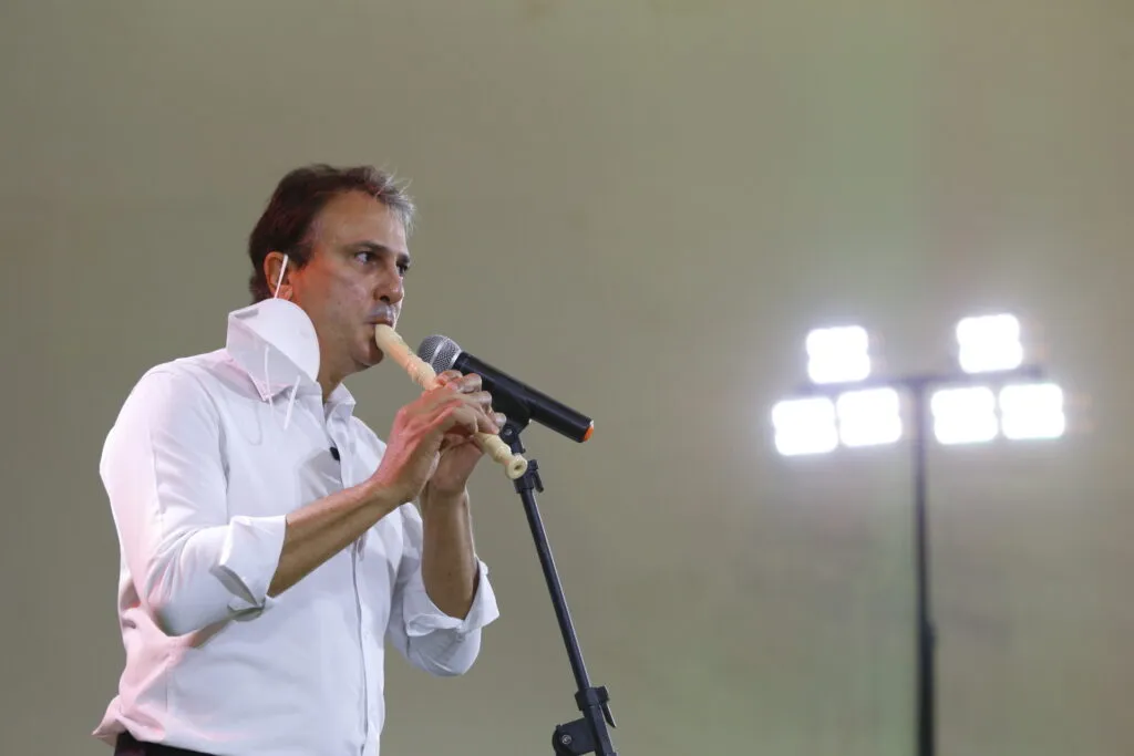 Vídeo de Camilo Santana tocando flauta ganha versões inusitadas nas redes sociais
