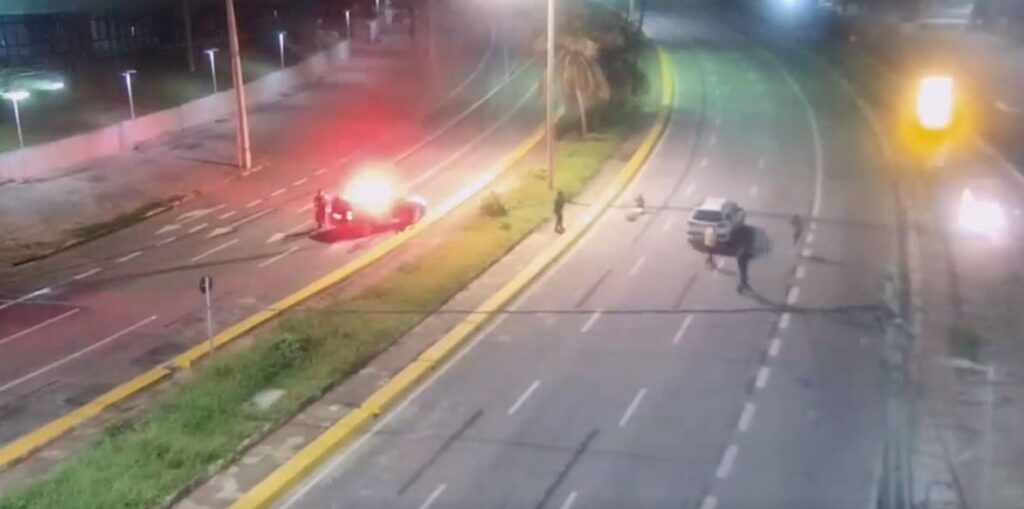 Vídeo dupla suspeita de render taxista é rendida durante tentativa de fuga