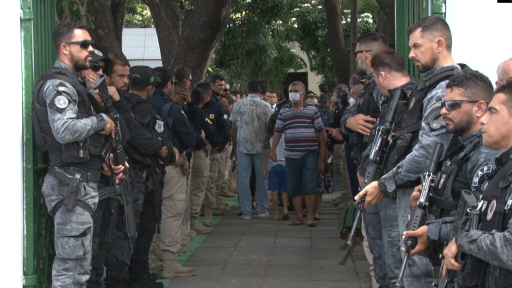 Vídeo: enterro do PRF Bonifácio tem homenagens e salva de tiros