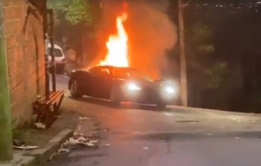 Vídeo: Ferrari pega fogo e explode em favela