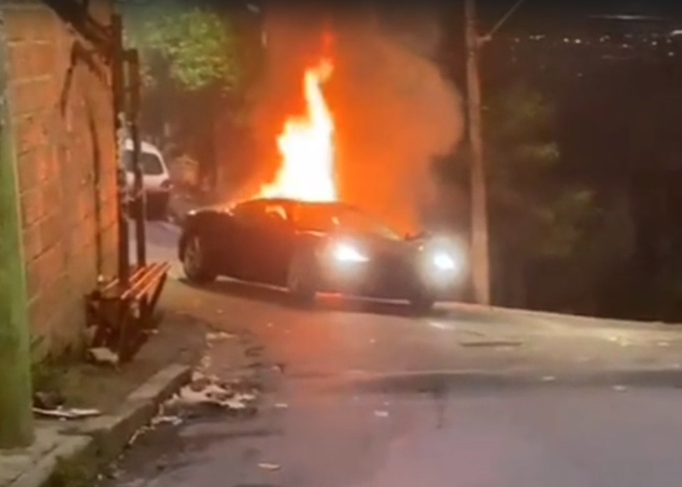 Vídeo: Ferrari pega fogo e explode em favela