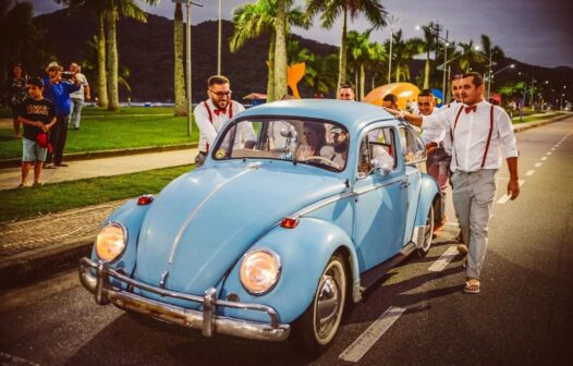 Vídeo: Fusca que levava noiva para casamento quebra e padrinhos empurram