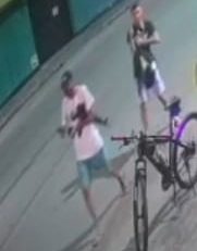 Vídeo: grupo de ciclistas é assaltado por homens armados com fuzil e pistola, em Fortaleza