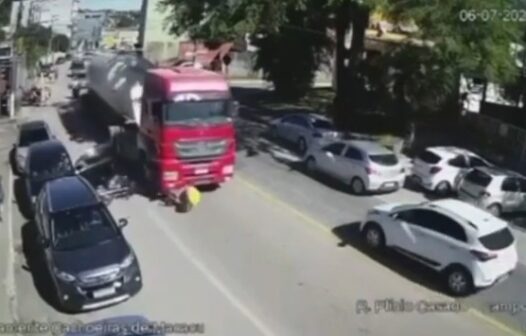 Vídeo: homem escapa com vida após acidente que o fez parar debaixo de caminhão