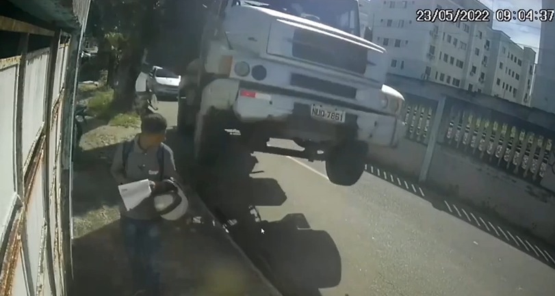 Vídeo: homem escapa de ser esmagado por caminhão no Ceará