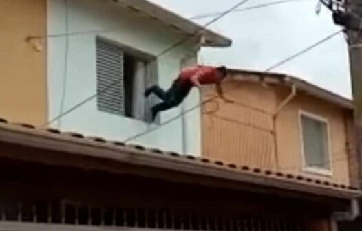 Vídeo: homem invade casa, ataca mulher e pula de telhado para fugir