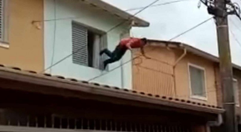 Vídeo: homem invade casa, ataca mulher e pula de telhado para fugir