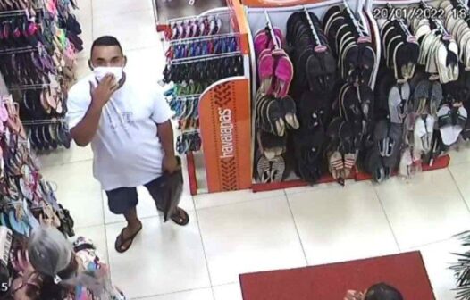 Vídeo: homem manda beijo para câmera após furto de chinelo em loja