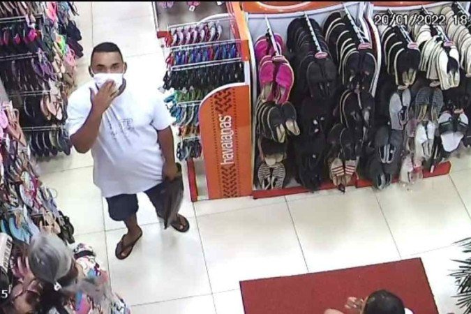 Vídeo: homem manda beijo para câmera após furto de chinelo em loja