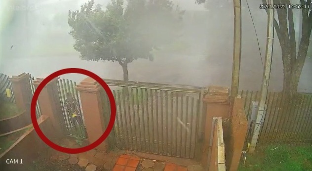 Vídeo: homem se segura em portão para não ser levado pelo vento em temporal