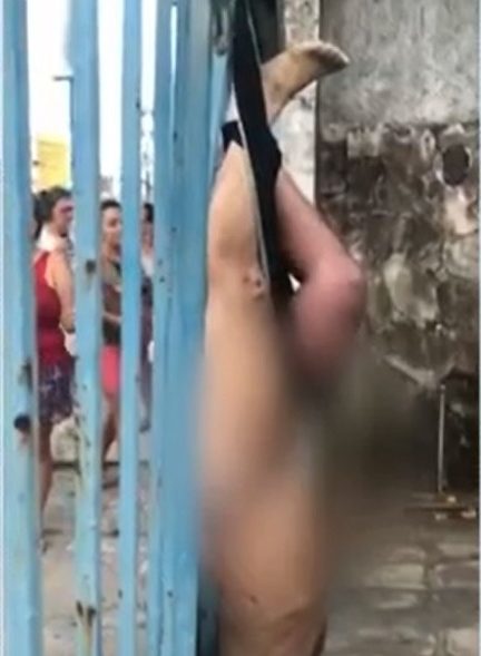 Vídeo: homem tenta invadir casa, tem o abdômen perfurado e fica pendurado nu