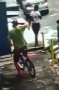 Homem tenta sacar a arma e controlar a bike, mas não consegue e desiste de assalto em Fortaleza