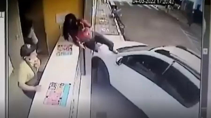 Vídeo: jovem escala balcão e escapa de atropelamento sem derrubar celular e milk-shake