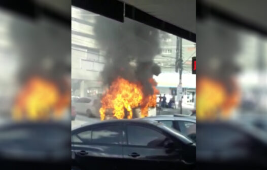 Vídeo: kombi pega fogo e fica destruída em Fortaleza