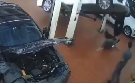 Vídeo: mecânico é esmagado por carro na China