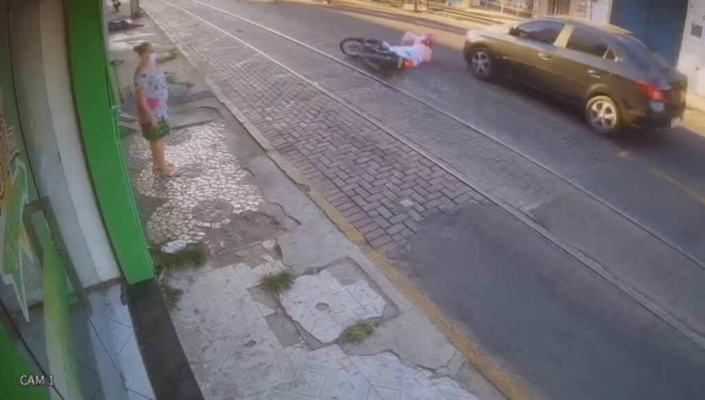 Vídeo: moto derrapa e carro quase passa por cima da cabeça de mulher em Sobral