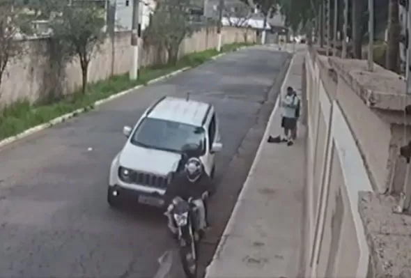 Vídeo: motorista atropela assaltantes e evita roubo