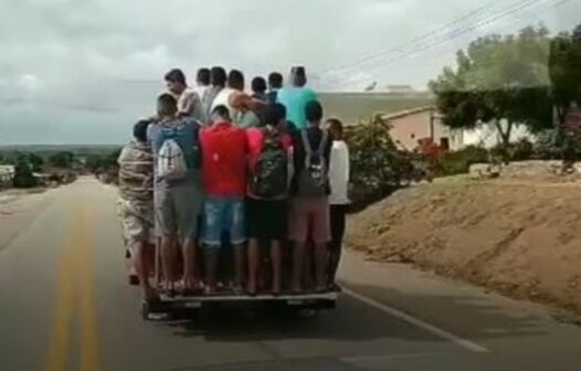 Vídeo: motorista de caminhonete leva dezenas de pessoas na caçamba