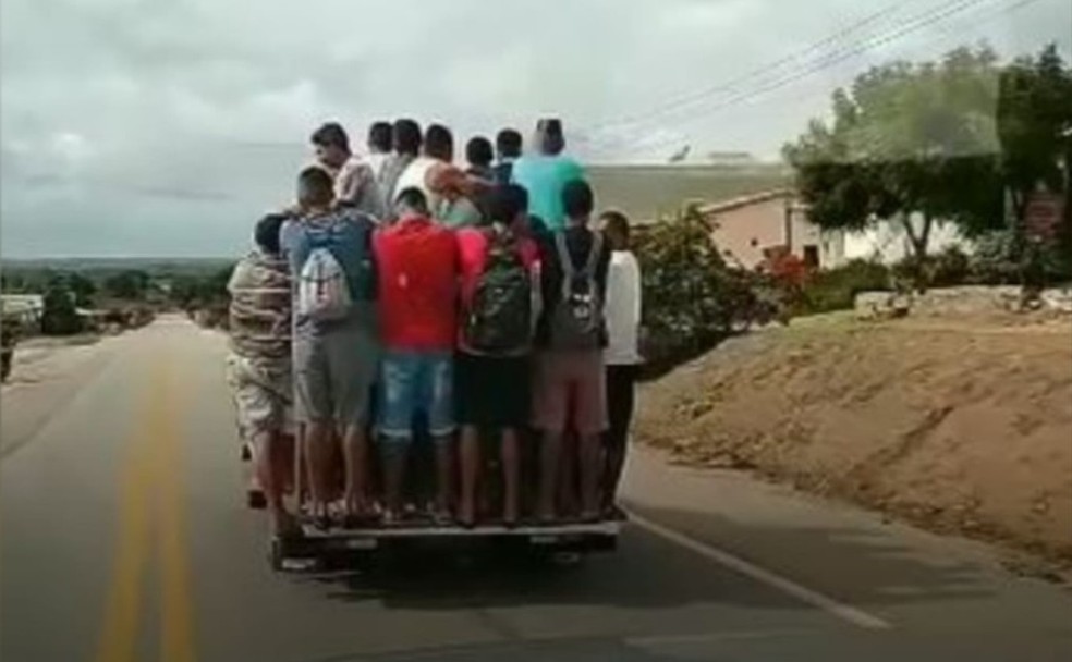 Vídeo: motorista de caminhonete leva dezenas de pessoas na caçamba