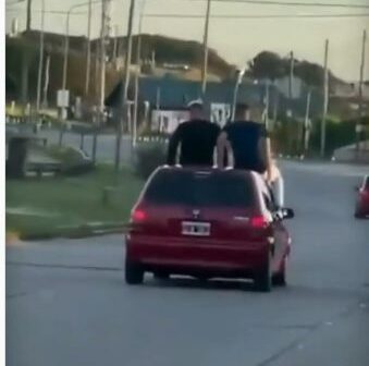 Vídeo: motorista flagra jovens em teto de carro em movimento