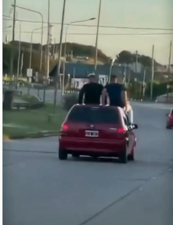 Vídeo: motorista flagra jovens em teto de carro em movimento