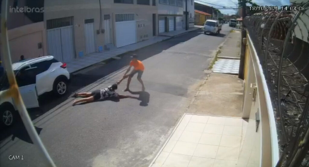 Vídeo mulher é arrastada por criminosos durante roubo de carro em Fortaleza