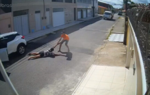 Vídeo: mulher é arrastada por criminosos durante roubo de carro em Fortaleza