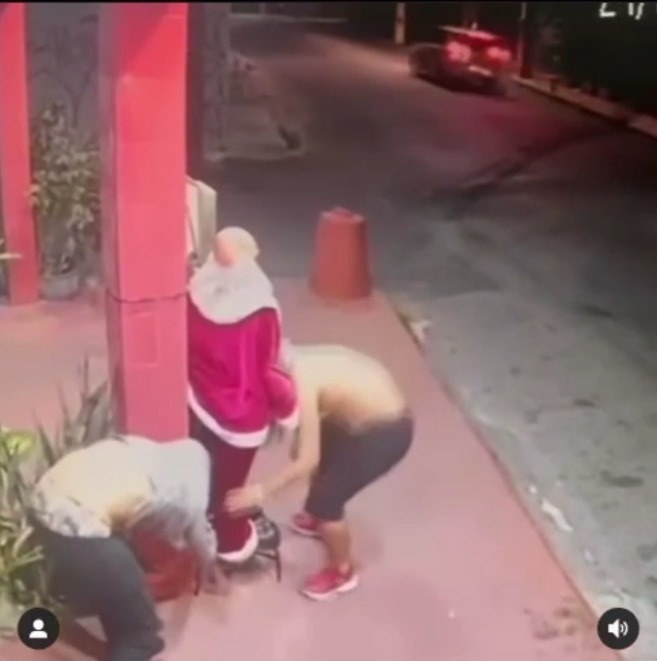 Vídeo Papai Noel é furtado de calçada de loja em Fortaleza