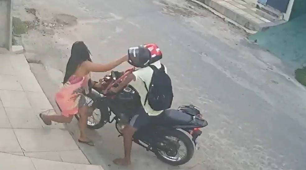 Vídeo: para não ser assaltada, mulher bate com capacete em suspeito