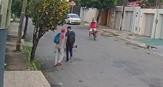 Vídeo pedestre sofre dois assaltos simultâneos suspeitos levam celular e mochila