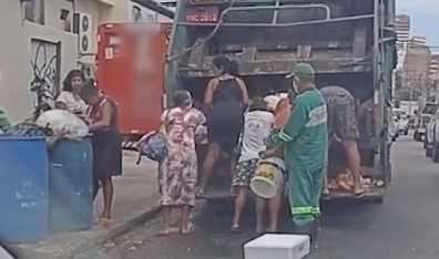 Vídeo: pessoas buscam comida em caminhão de lixo em Fortaleza