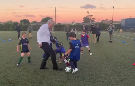 Vídeo: primeiro-ministro australiano cai por cima de garoto durante partida de futebol