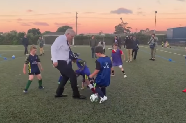 Vídeo: primeiro-ministro australiano cai por cima de garoto durante partida de futebol